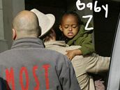 Brad Pitt s malou Zaharou u mateské kolky na Malé Stran