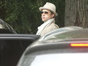 Starostlivý otec Brad Pitt práv odvezl dti do vzdlávacích zaízení