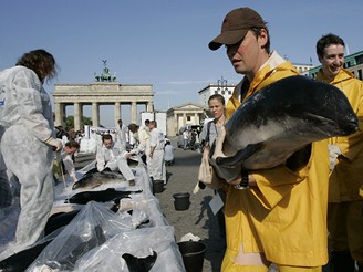 Aktivist z Greenpeace pinesli ped Braniborskou brnu 17 kytovc