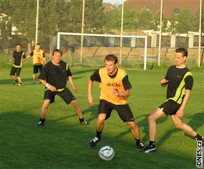 Kamarádskému fotbálku se dostalo vdeckého posvcení