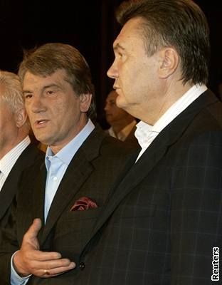 Krize skonila, ví Juenko (vlevo). S Janukovyem se dohodl na termínu voleb.