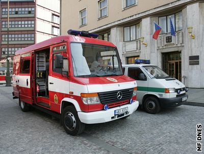 Hasii a policisté zasahují na ministerstvu zdravotnictví.