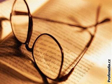 Kniha, brýle, tení