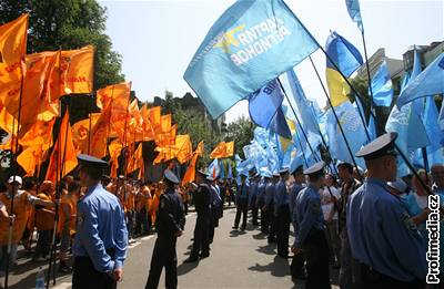 V Kyjev demonstrují píznivci obou politik