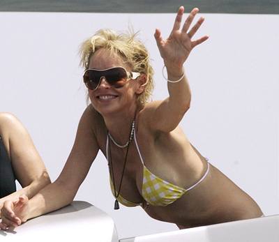 Hereka Sharon Stone si v Cannes uívá sluneního poasí a moe