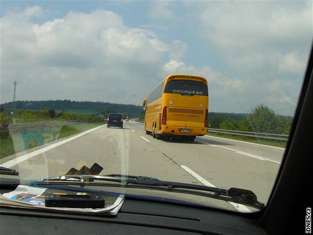 Auto pedjelo lutý autobus, nebyl to ale ten 'závodní'