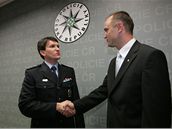Ministr vnitra Ivan Langer jmenoval nového policejního prezidenta, dosavadního nám�stka Old�icha Martin� (vlevo).