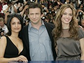 Angelina Jolie (vpravo), americký herec Dan Futterman a britská hereka Archie Panjabi propagují snímek A Mighty Heart na filmovém festivalu v Cannes, 21.5.2007 
