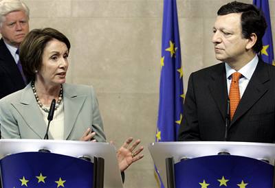 Pedsedkyn Snmovny reprezentant Nancy Pelosiová a pedseda Evropské komise José Barrosa