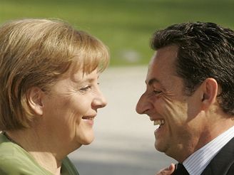 Merkelov a Sarkozy bhem summitu G8