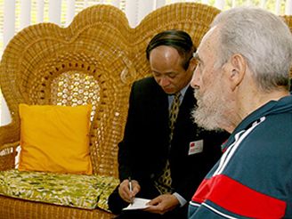 Uzdraven Fidel Castro s fem vietnamskch komunist Nong Duc Manhem