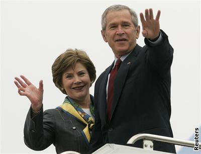 Americký prezident George Bush a jeho manelka Laura nastupují na palubu Air Force One. Veer speciál dosedne na praskou Ruzyni