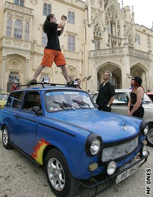 Úastníci srazu trabant v Pasohlávkách na Brnnsku se vydali i na spanilou jízdu, která skonila na nádvoí zámku v Lednici, kde parkovalo asi 150 aut