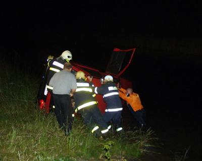 Hasii vytahují z vody auto, se kterým ptadvacetiletý idi zajel do potoka