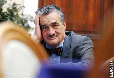 Karel Schwarzenberg ale kandidovat nehodlá, chce dotáhnout práci na ministerstvu.