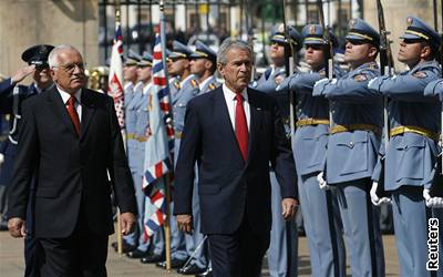 George Bush s Václavem Klausem pi uvítání na Hrad