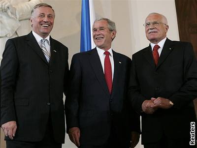 Double Czech. Prezident Bush na tiskové konferenci na Praském hrad s Topolánkem a Klausem