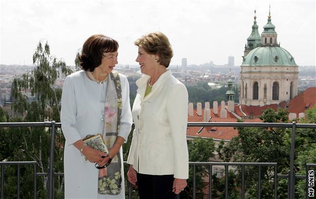 Laura Bushová a Livia Klausová - V Praze (5.6. 2007)