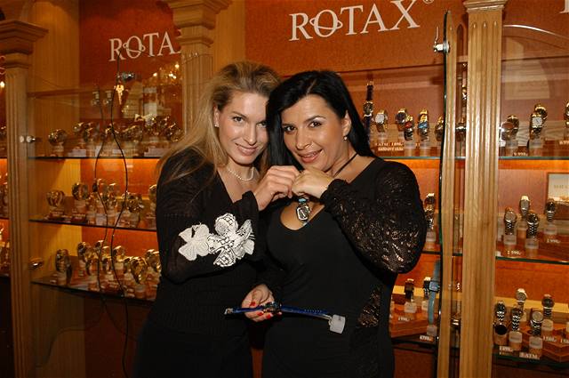 Olga Menzelová s kamarádkou Andreou Kalivodovou vybírají hodinky