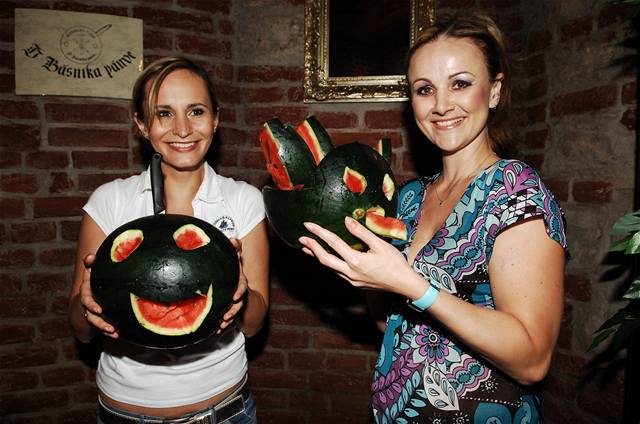 Monika Absolonová a Linda Finková se svými melounovými výtvory