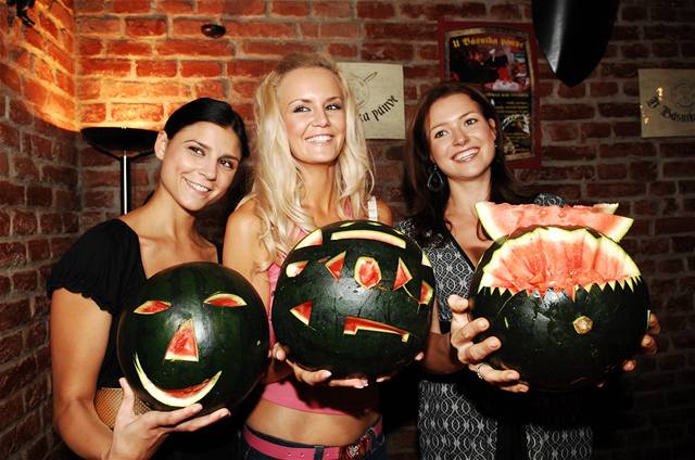 Tým krásek eská Miss Lucie Hadaová (uprosted) a ob vicemiss Eva ereáková (vpravo) a Lilian Sarah Fischerová se svými melounovými výtvory