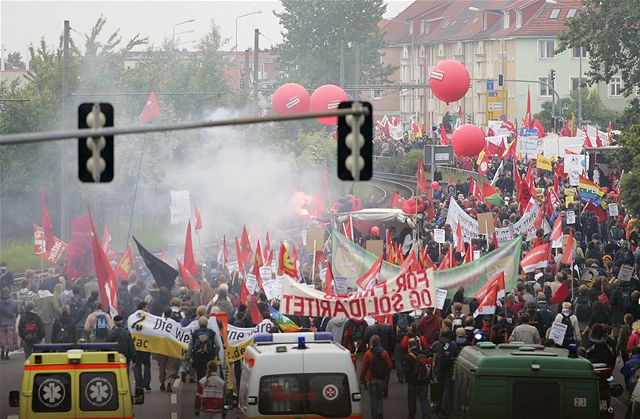 Demonstrant hází v Rustocku po policistech kameny