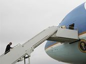 George Bush nastupuje na palubu Air Force One