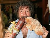 Zden�k Tro�ka na k�tu své kní�ky v divadle Radka Brzobohatého