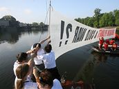 Protest Greenpeace proti radaru a globálnímu oteplování