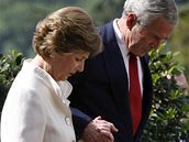 George Bush s manelkou Laurou na Hrad