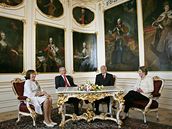 Prezidentské páry v salonku na Hrad