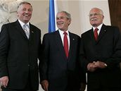 Premiér Topolánek s prezidenty Bushem a Klausem
