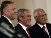 George Bush s prezidentem Klausem a premiérem Topolánkem na Hrad