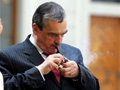 Ministr Schwarzenberg si zapaluje dýmku pi ekání na prezidenta Bushe