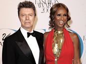 Zpvák David Bowie s manelkou a modelkou Iman na udílení cen módního prmyslu...