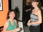 Moderátorka Eva Aichmajerová s maminkou  na vernisái fotografií