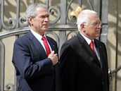 George Bush a Václav Klaus na Praském hrad bhem vojenské pehlídky