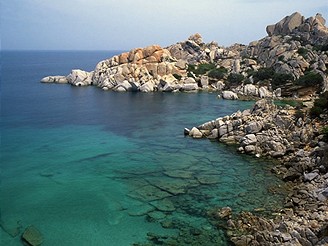 Skalnaté pobřeží Sardinie