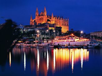 Metropole Palma de Mallorca a gotick katedrla svtla  La Seu