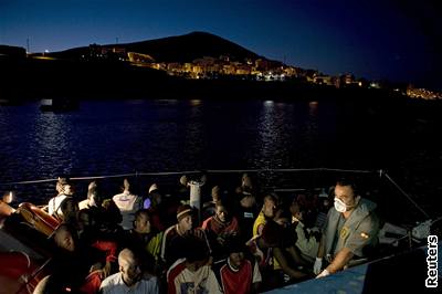 Migranti ekají mezi Afrikou a Evropou na lodi.