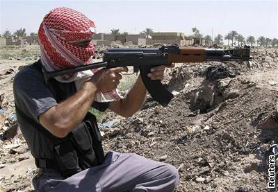 Maskovaný ozbrojenec u msta Bákuba v Iráku
