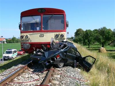Vlak ped sebou tlail automobil pes sto metr.