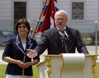 Prezident Ivan Gaparovi na tiskové konferenci s manelkou Silvií