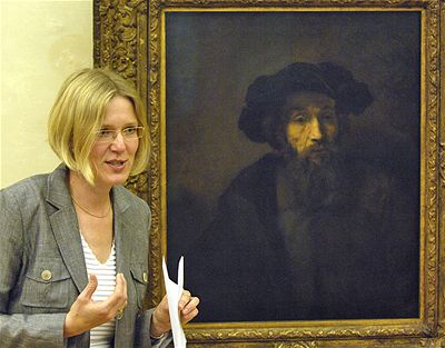 Kurátorka Anja K. eviková u obrazu Mu s vousy a baretem od Rembrandta