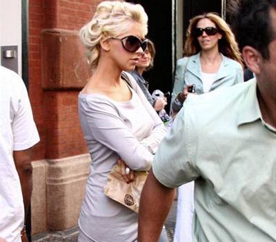 Christina Aguilera ukrytá pod volným obleením a tmavými sluneními brýlemi odchází newyorské porodnice Maternal Fetal Medicine Association, která se specializuje na vysoce riziková thotenství
