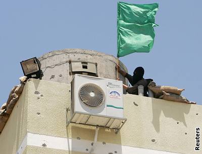 Moment vítzství: Fatah kapituloval, Hamas vztyil vlajky.