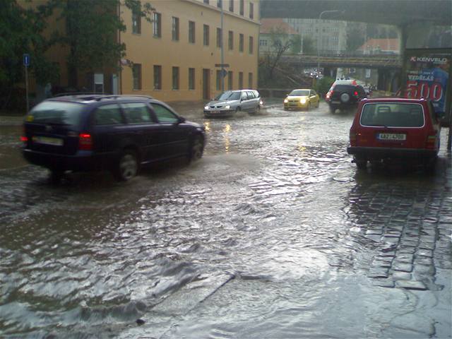 Dé v Praze zkomplikoval nejen mstskou dopravu, ale zaplavil i ulice.
