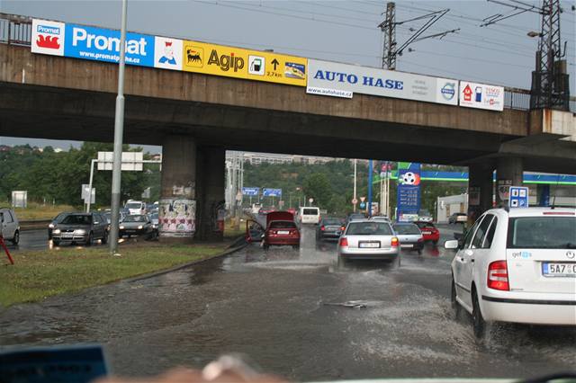 Dé v Praze zkomplikoval nejen mstskou dopravu, ale zaplavil i ulice.