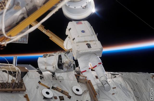 Pobyt astronaut ve volném prostoru trval 7 hodin a 16 minut