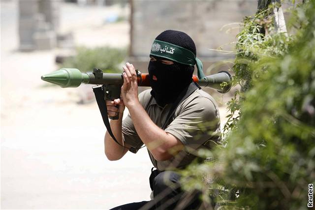 Ozbrojenci Hamasu dobyli úad prezidenta Mahmúda Abbáse v Gaze. V jeho konferenní místnosti si mohli i zatelefonovat